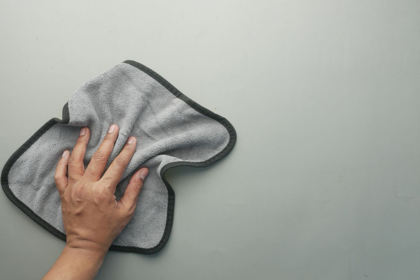 Dépoussiérage avec un chiffon microfibre