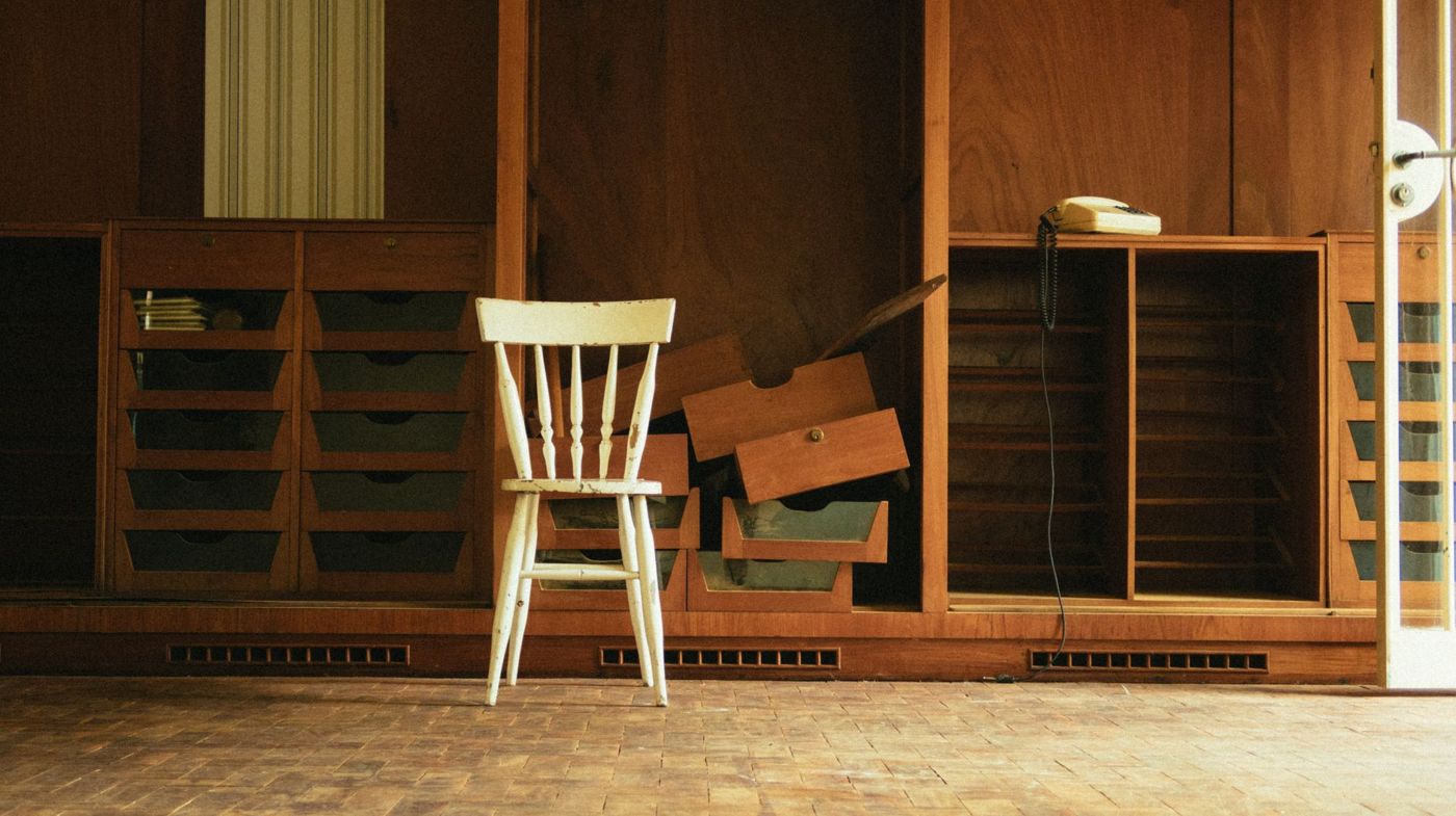 Intérieur avec mobilier vintage en bois