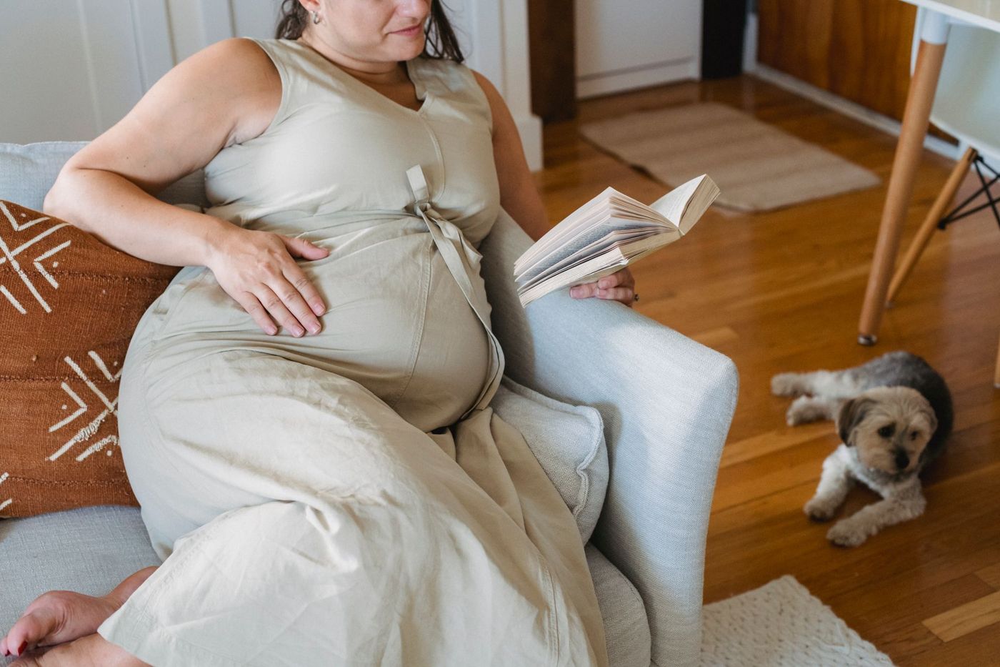 Femme enceinte se reposant chez elle